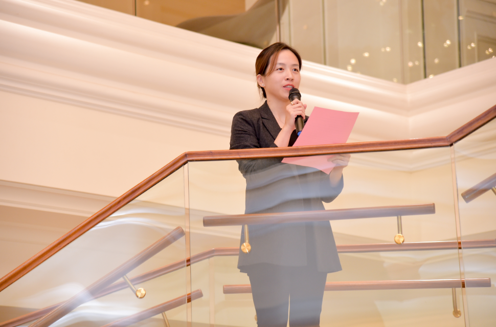 她在讲话中提到:亚振目前已经与众多国际知名设计师合作,同时已经代理